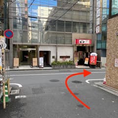 焼肉安安の突き当たりを右に曲がり、踏切を渡る