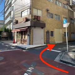 道なりに進み、右に曲がる場所