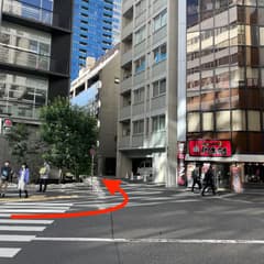 代々木商店というラーメン屋の手前を左に曲がる